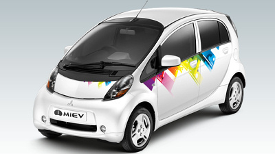 Mitsubishi i-MiEV с наклейкой на кузов
