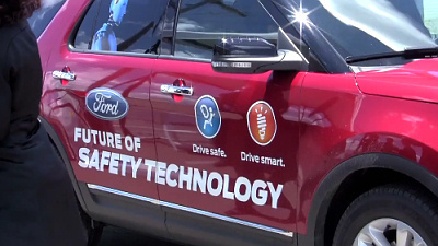 автомобиль, тестирующий прототип коммуникационной системы Ford 
