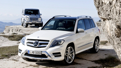 фотография Mercedes-Benz GLK с кроссовером G-Class на заднем плане