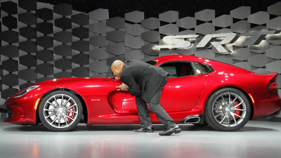 SRT Viper и глава SRT Ральф Гиллс