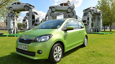 Skoda Citigo на фоне «Ситихенджа»