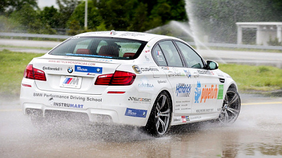 BMW M5 в управляемом заносе