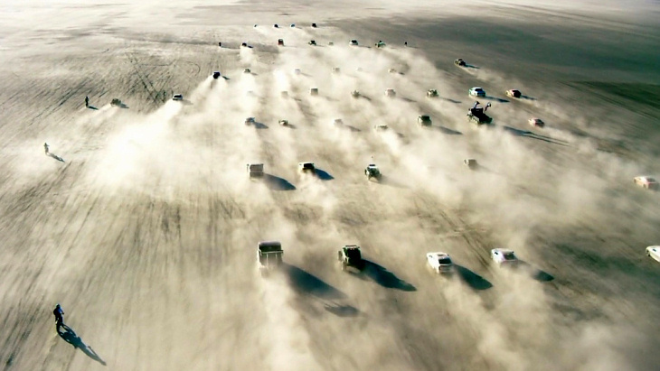 Кадр из стартовой сцены первой серии The Grand Tour