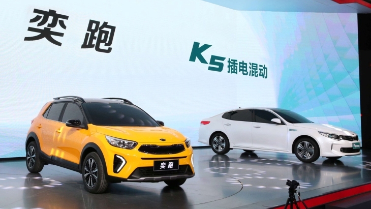 Кроссовер KIA Yi PAO и гибридный седан KIA К5 